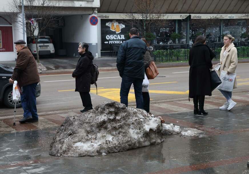 Neočišćeni trotoari i ceste