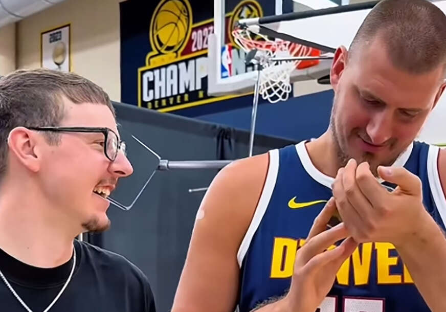 Nikola Jokić gleda u telefon