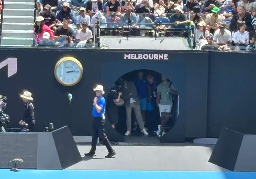 Novak Đoković gleda Federera na terenu