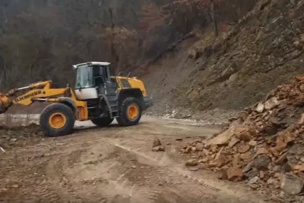 (VIDEO) Brza reakcija: Ekipe Puteva Srpske rade na ČIŠĆENJU ODRONA kod Foče