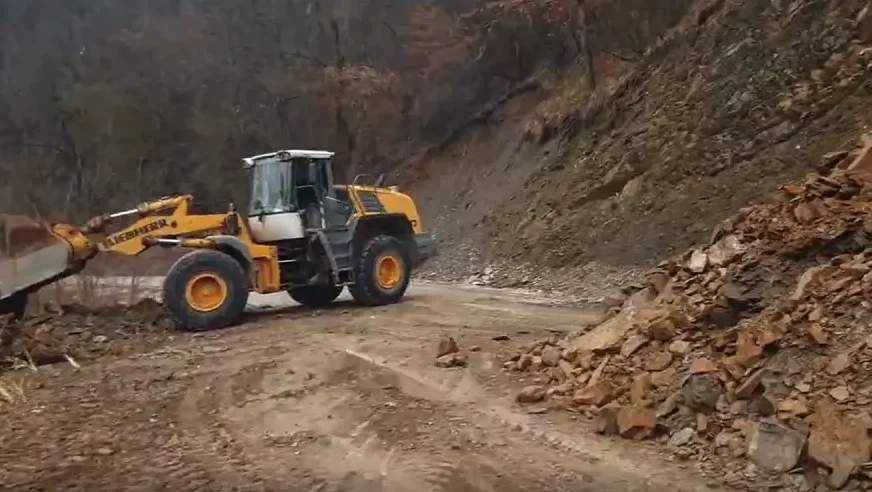 (VIDEO) Brza reakcija: Ekipe Puteva Srpske rade na ČIŠĆENJU ODRONA kod Foče