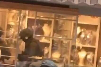(VIDEO) LAŽNO SE PREDSTAVLJALI KAO IDF Oružana pljačka zlatare na Zapadnoj obali, uhapšena TROJICA OSUMNJIČENIH