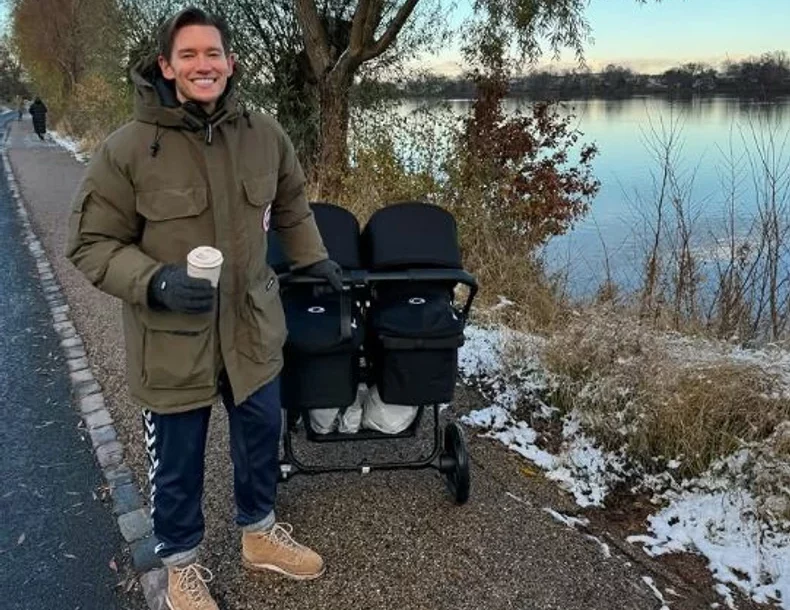 (FOTO) "Boli me više nego da sam ja bolestan" Dva muškarca, nedavno POSTALI OČEVI 2 BEBE, otkrivaju prve izazove roditeljstva