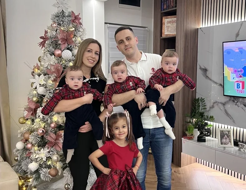 (FOTO) ŠOK I SREĆA U JEDNOM Donići očekivali blizance, a na ultrazvuku otkrivene jednojajčane trojke