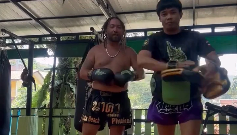 (FOTO) Pjevač otputovao na Tajland i odlučio da smrša: Rasta SKIDA STOMAK uz pomoć borilačkih vještina, egzotika ga inspirisala na vježbanje