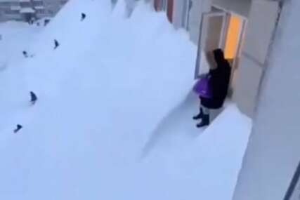 (VIDEO, FOTO) SNIJEG DO 5. SPRATA, LJUDI BEZ NAMIRNICA Nestvarni prizori iz Rusije, stanovnici Kamčatka izlaze iz stanova kroz prozor