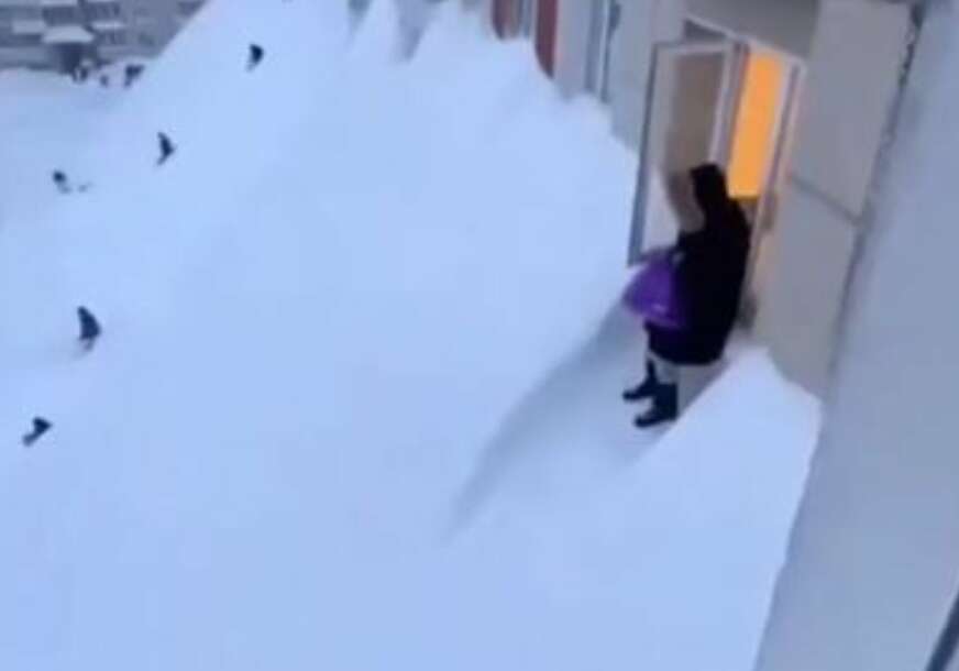 (VIDEO, FOTO) SNIJEG DO 5. SPRATA, LJUDI BEZ NAMIRNICA Nestvarni prizori iz Rusije, stanovnici Kamčatka izlaze iz stanova kroz prozor