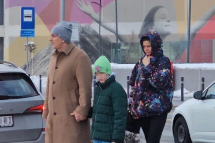 Poznati glumac izgradio KUĆU NA SELU: Ima svinje i ovce, a sada je sa porodicom snimljen na aerodromu