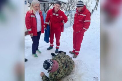 (VIDEO) Muškarac se sankao, pa slomio kost: Hitna ga nosila na džaku sa slamom