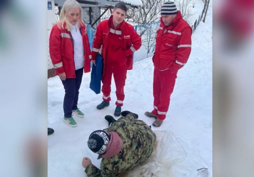 (VIDEO) Muškarac se sankao, pa slomio kost: Hitna ga nosila na džaku sa slamom