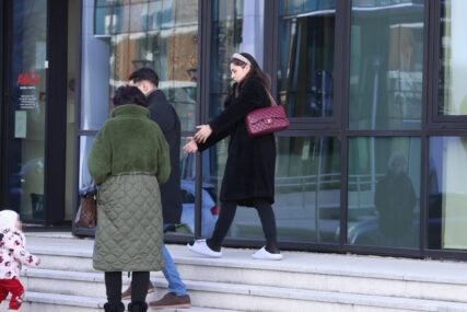 NADICA ADEMOV U BOLNICI Pjevačica snimljena u papučama i kaputu, kćerki objašnjava zašto mora da ostane