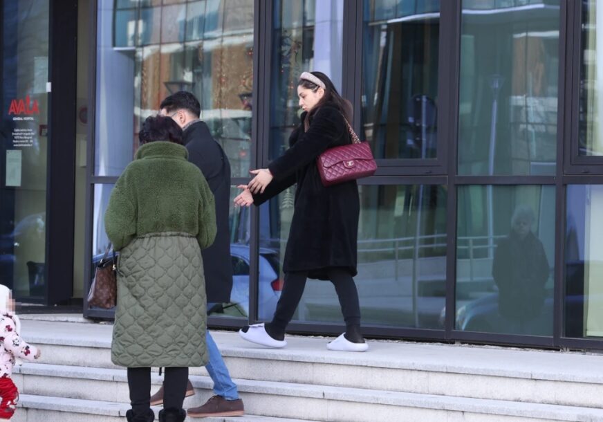 NADICA ADEMOV U BOLNICI Pjevačica snimljena u papučama i kaputu, kćerki objašnjava zašto mora da ostane