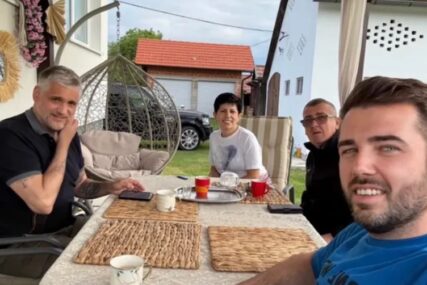 "Ti činiš moj život mnogo boljim" Aca Kos upoznao Čedu sa roditeljima, uživaju u PORODIČNOJ IDILI