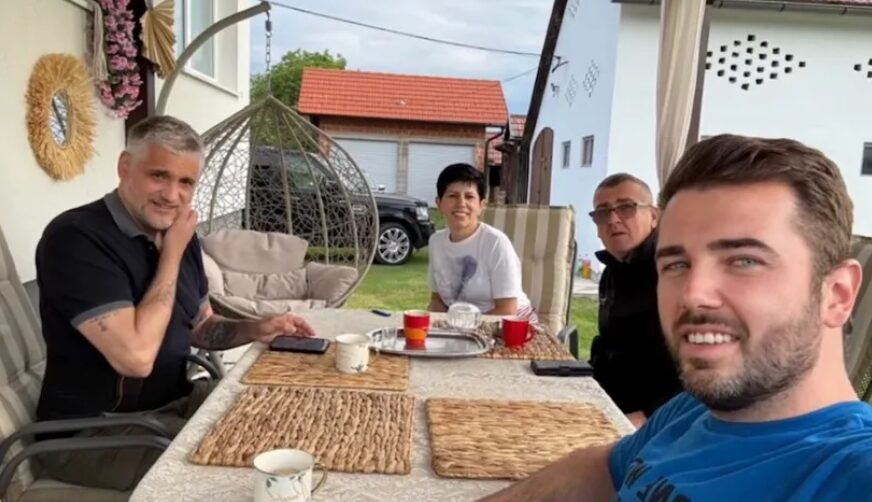 "Ti činiš moj život mnogo boljim" Aca Kos upoznao Čedu sa roditeljima, uživaju u PORODIČNOJ IDILI