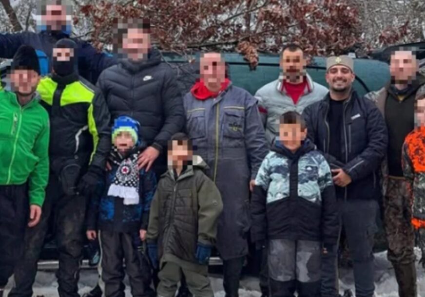 DARKO LAZIĆ IŠAO PO BADNJAK Pjevač pokazao kako sa sinom proslavlja praznik