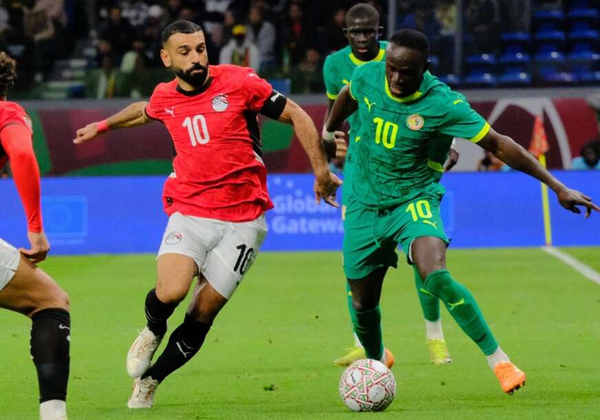 Salah i Sadio Mane u borbi za loptu