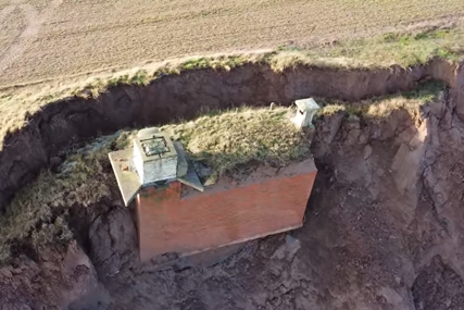(VIDEO) Erozija učinila svoje: Bunker iz Hladnog rata se srušio sa litice u more