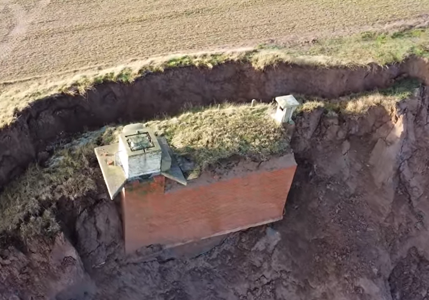 (VIDEO) Erozija učinila svoje: Bunker iz Hladnog rata se srušio sa litice u more