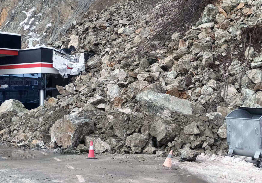 (VIDEO) Vozači i prolaznici oprezno: Nastavljeno obrušavanje kamena kod benzinske pumpe u Zvorniku