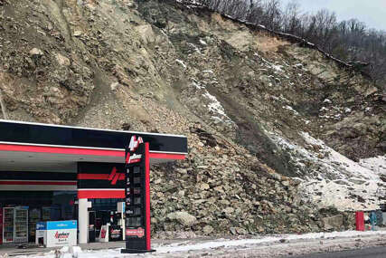 (FOTO) Odron prijetio tragedijom: Kamenje se obrušilo na benzinsku pumpu u Zvorniku