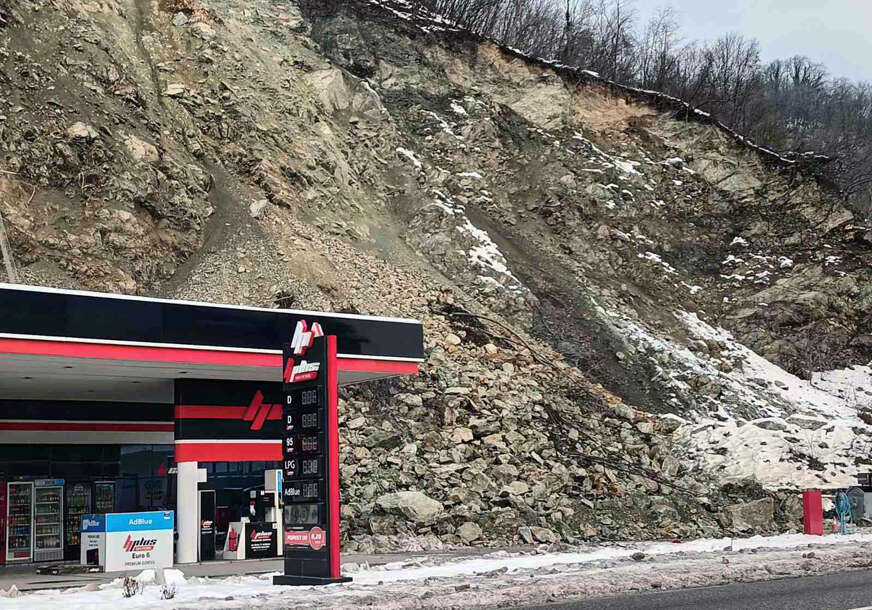 (FOTO) Odron prijetio tragedijom: Kamenje se obrušilo na benzinsku pumpu u Zvorniku