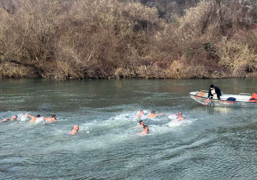 11 plivača učestvovalo u Bogojavljenskom plivanju: Srđan Maleš i Dalibor Ćopić PRVI DOPLIVALI do Časnog krsta na Uni u Kostajnici