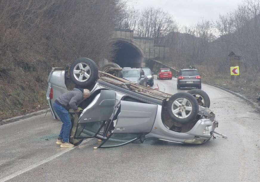IZGUBIO KONTROLU TOKOM VOŽNJE Automobil se prevrnuo na krov, nema povrijeđenih u nesreći
