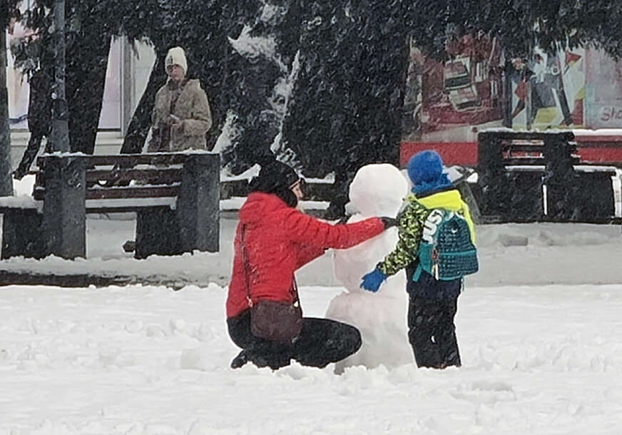 djeca se igraju u snijegu