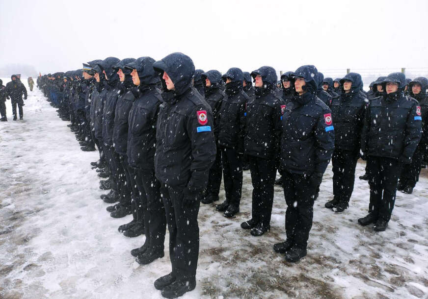 (VIDEO,FOTO) Pripreme za Dan Republike u punom jeku: Obavljena proba pripadnika MUP RS za svečani defile na Trgu Krajine  