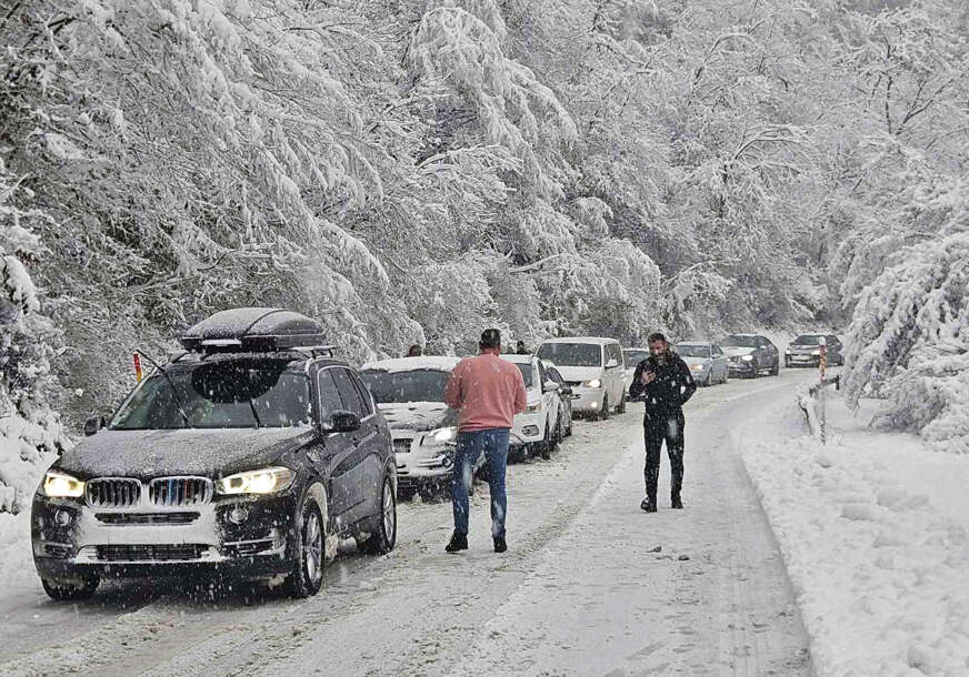 (FOTO) KAMIONI ZAUSTAVILI SAOBRAĆAJ Duge kolone na putu preko Romanije