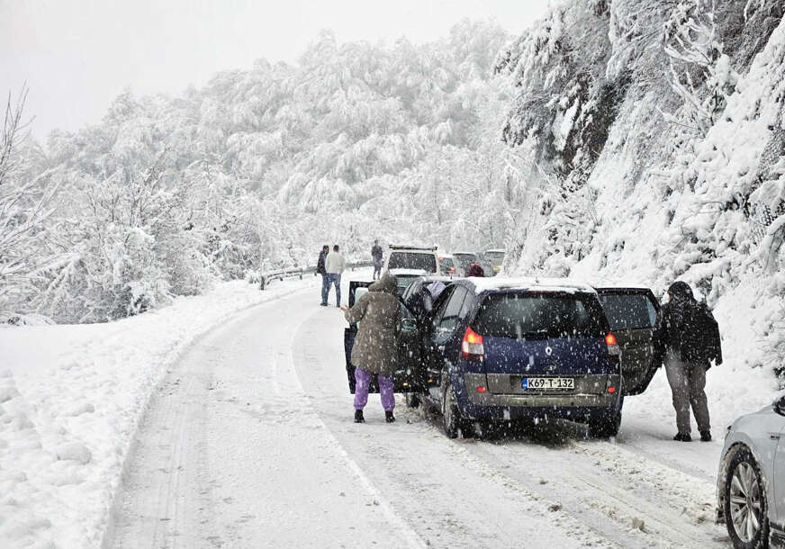 Kolone zbog auta bez zimske opreme: Pogledajte kakvo je stanje na putevima u BiH