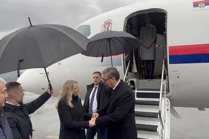 (FOTO) Vučić stigao u Mostar: Na aerodromu ga  dočekala Željka Cvijanović