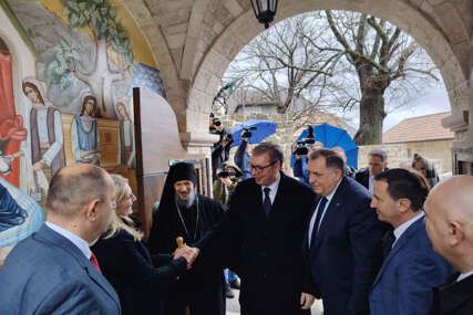(FOTO) "Nastavićemo da pomažemo i uvijek ćemo biti uz narod Srpske" Dodik dočekao Vučića u rodnom mjestu Svetog Vasilija Ostroškog