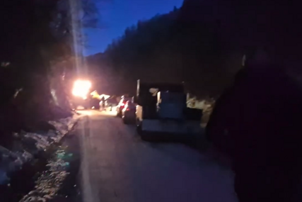 (VIDEO) Drama kod Kaknja: Stijena PALA NA AUTOMOBIL, žena povrijeđena