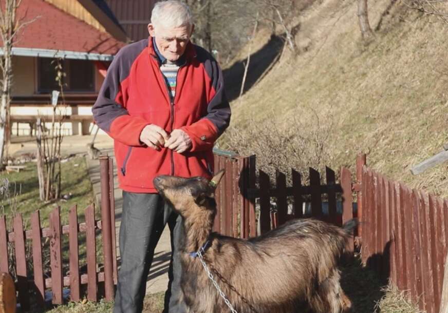 (FOTO) "Žena je rekla da SAMO BULJIM U TELEFON" Djed Vide sa Mokre Gore je NAJSTARIJI INFLUENSER u Srbiji, a jednom su mu zbog "fejsbučenja" pobjegle i kokoške