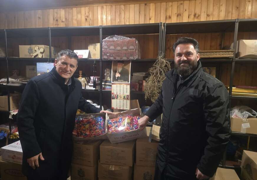(FOTO) "Sa posebnom radošću, za mališane" Vlado Đajić darovao bombone za pijukanje u 23 crkve u Banjaluci