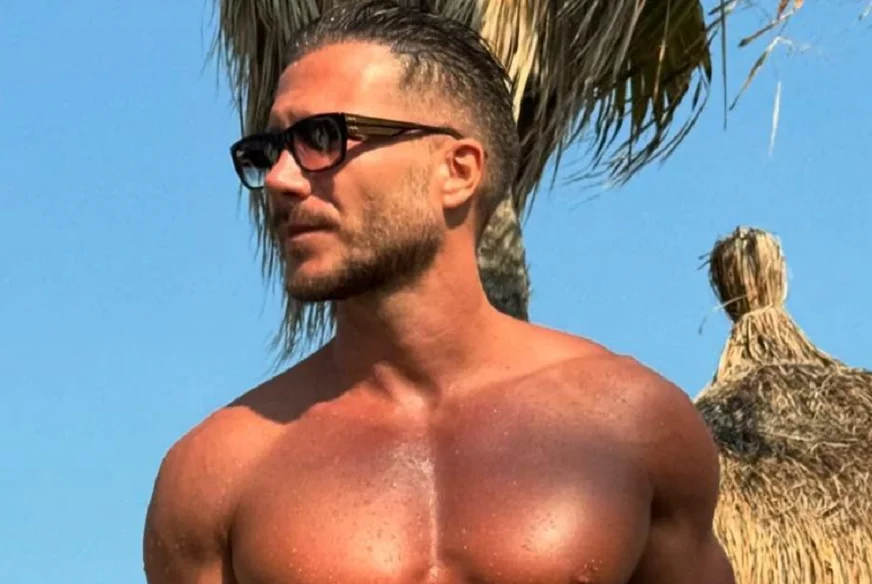 (FOTO) Pjevač sa vjerenicom puni baterije na Tajlandu: Saši Kovačeviću se OCRTAVA SVAKI MIŠIĆ, a prizor sa plaže nestvaran