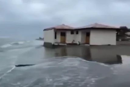 (VIDEO) More guta obalu i čuvene kućice: Simbol Ade Bojane pod vodom, građani užasnuti