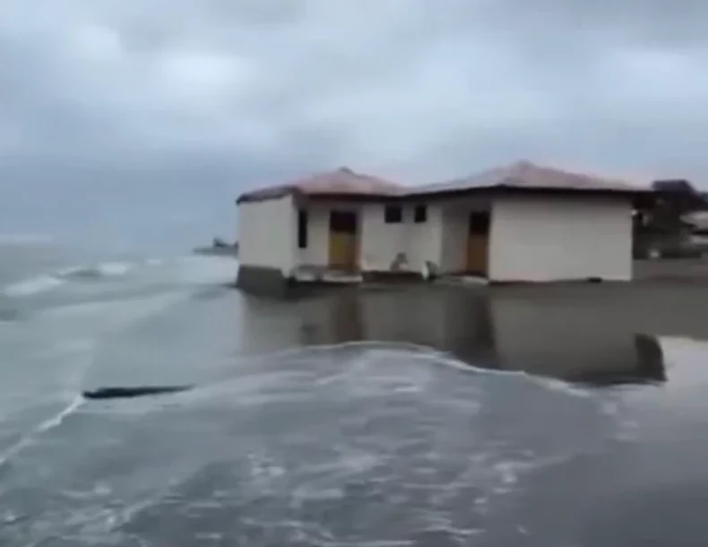 (VIDEO) More guta obalu i čuvene kućice: Simbol Ade Bojane pod vodom, građani užasnuti