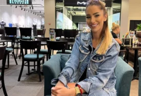 (FOTO) DUGA CRNA KOSA I NAOČARE Aleksandra Nikolić iznenadila novim izgledom, otkrila zašto se povukla iz javnosti