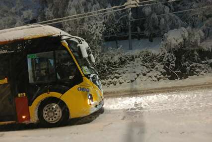 (VIDEO, FOTO) Snijeg parališe Sarajevo: Automobili i pješaci se snalaze kako znaju