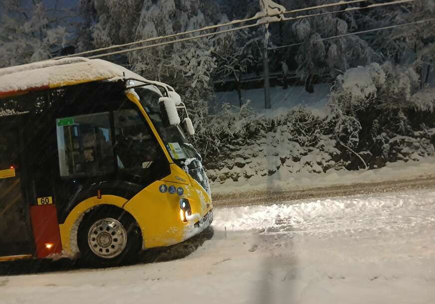 (VIDEO, FOTO) Snijeg parališe Sarajevo: Automobili i pješaci se snalaze kako znaju