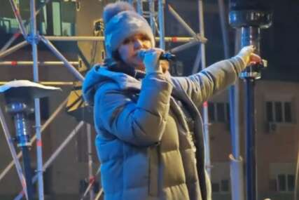 (VIDEO) "Sram vas bilo, gdje je policija ovdje?" Anu Bekutu u Čačku gađali grudvama