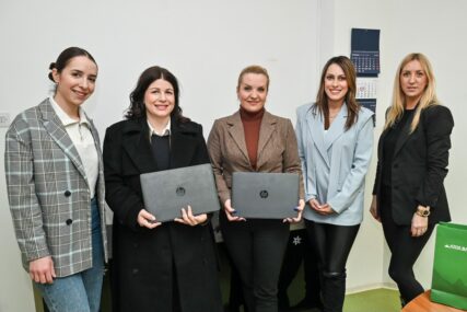 ATOS BANK uručila donaciju laptop računara Centru za socijalni rad Banjaluka