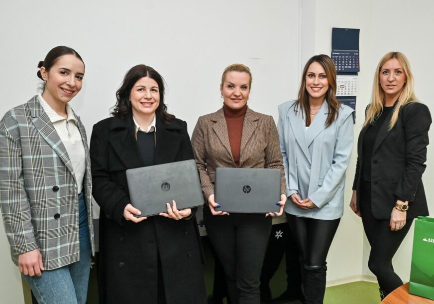 ATOS BANK uručila donaciju laptop računara Centru za socijalni rad Banjaluka