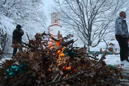 (VIDEO, FOTO) BADNJAK, LITURGIJA I POSNA TRPEZA Uprkos hladnoći i staro i mlado svečano dočekuje Badnje veče