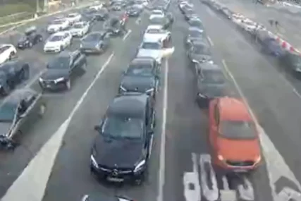 „Putujem ovuda više od 10 godina, ali ovo NIKAD NISAM VIDIO“ Na ovom graničnom prelazu kolone vozila i do 2 kilometra, ljudi stoje u mjestu satima