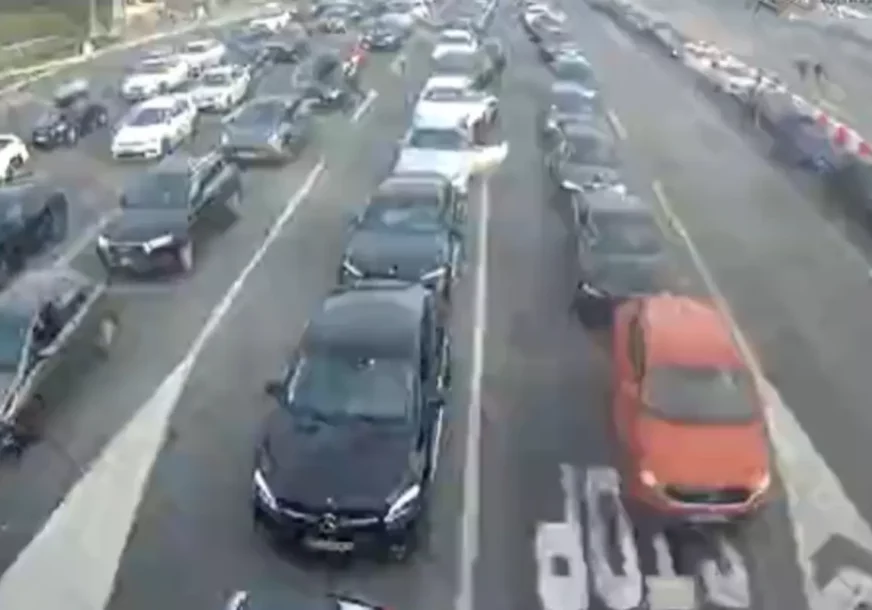 „Putujem ovuda više od 10 godina, ali ovo NIKAD NISAM VIDIO“ Na ovom graničnom prelazu kolone vozila i do 2 kilometra, ljudi stoje u mjestu satima