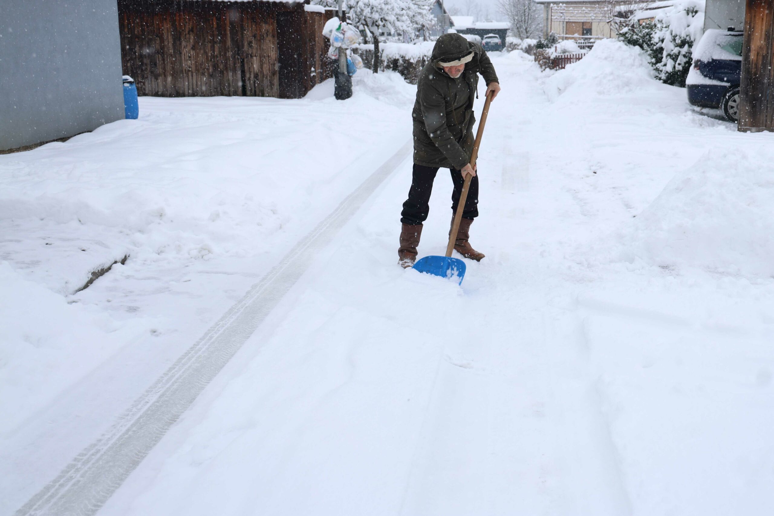(FOTO) Neće nas spasiti ni “onaj odozgo”: Banjaluka će se i dalje boriti sa snijegom koji niko ne čisti, i sutra DUBOKI MINUS