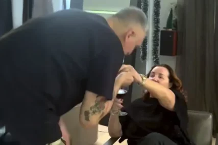(VIDEO) ANA BEKUTA NA ŽURCI KOD ČEDE JOVANOVIĆA Pjevačica pije vino, političar đuska i ljubi joj ruku, dok u pozadini trešti poznati HIT